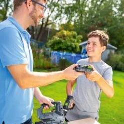 LUX 1 PowerSystem Starter-Set Mit 20 V 2 Ah Li-Ion Akku Und Schnellladegerät 8 LUX 1 PowerSystem Starter-Set Mit 20 V 2 Ah Li-Ion Akku Und Schnellladegerät -Gardena Verkäufe 4007871960514 A 04 1