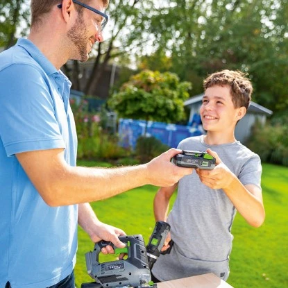 LUX 1 PowerSystem Starter-Set mit 20 V 2 Ah Li-Ion Akku und Schnellladegerät LUX 1 PowerSystem Starter-Set Mit 20 V 2 Ah Li-Ion Akku Und Schnellladegerät -Gardena Verkäufe 4007871960514 A 04 1